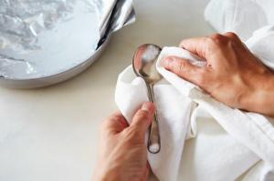 7 manieren om roestvrijstalen bestek schoon te maken.