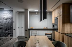 Hoe zou ik de keuken gescheiden van de woonkamer in een appartement-studio zonder muren. 6 opzichtig oplossingen