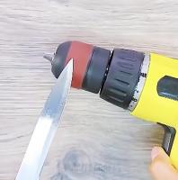 Scherpen van een mes door middel van schroevendraaier.
