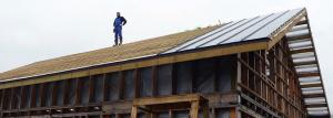 Installatie van de naad dak: dakbedekking pie opstelling en installatie van bevindende naadpanelen