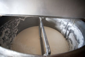 Voeg geleidelijk melk gefermenteerde wei. Na het mengen van de inhoud stollen. 