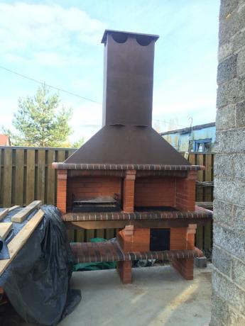 Hier is een gedraaide oven barbecue! Toegevoegd op het terras al rond de kachel)