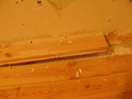Ontmanteling van de houten vloerplanken van massief grenen